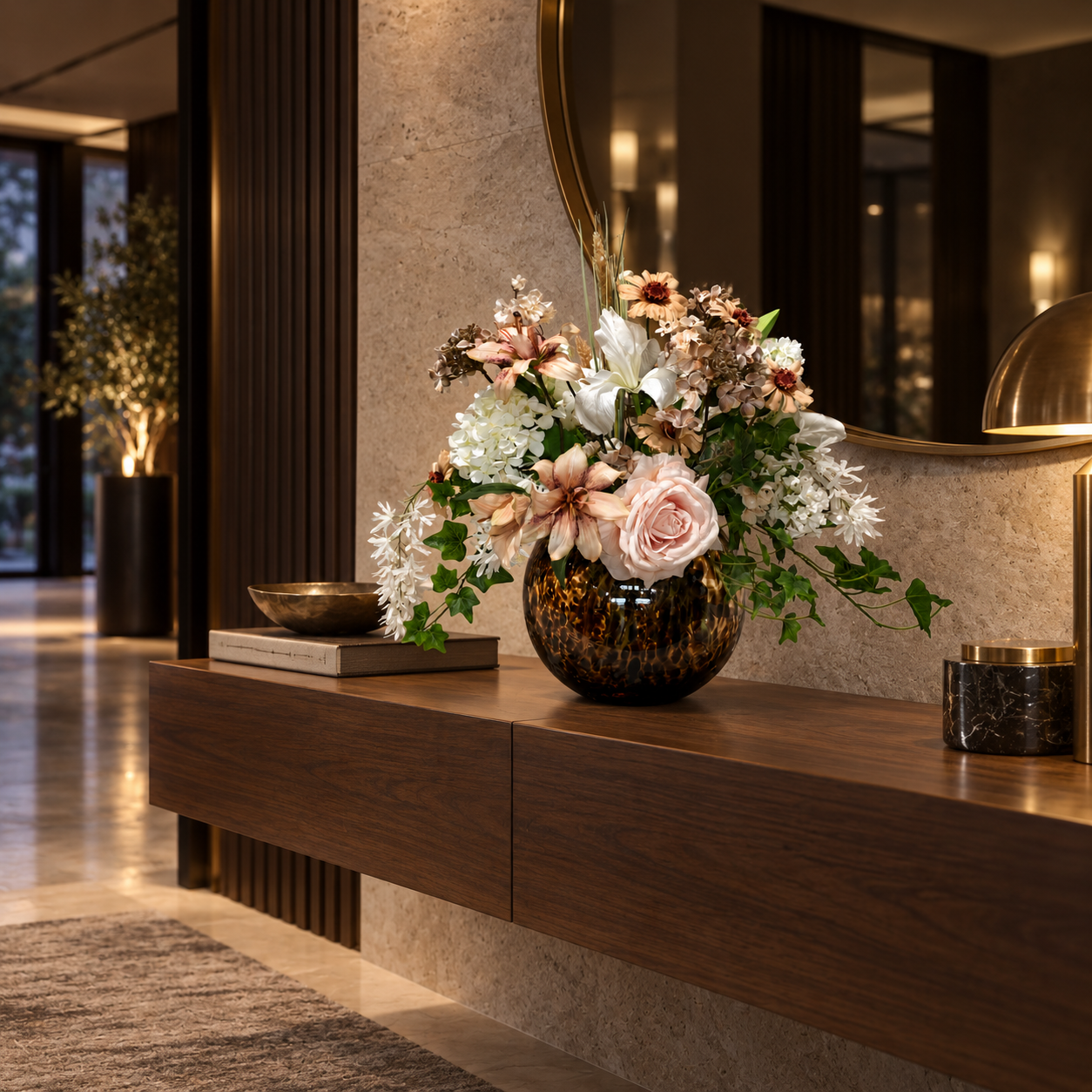 Champagne Blush zijden boeket met vaas in hotel chique interieur