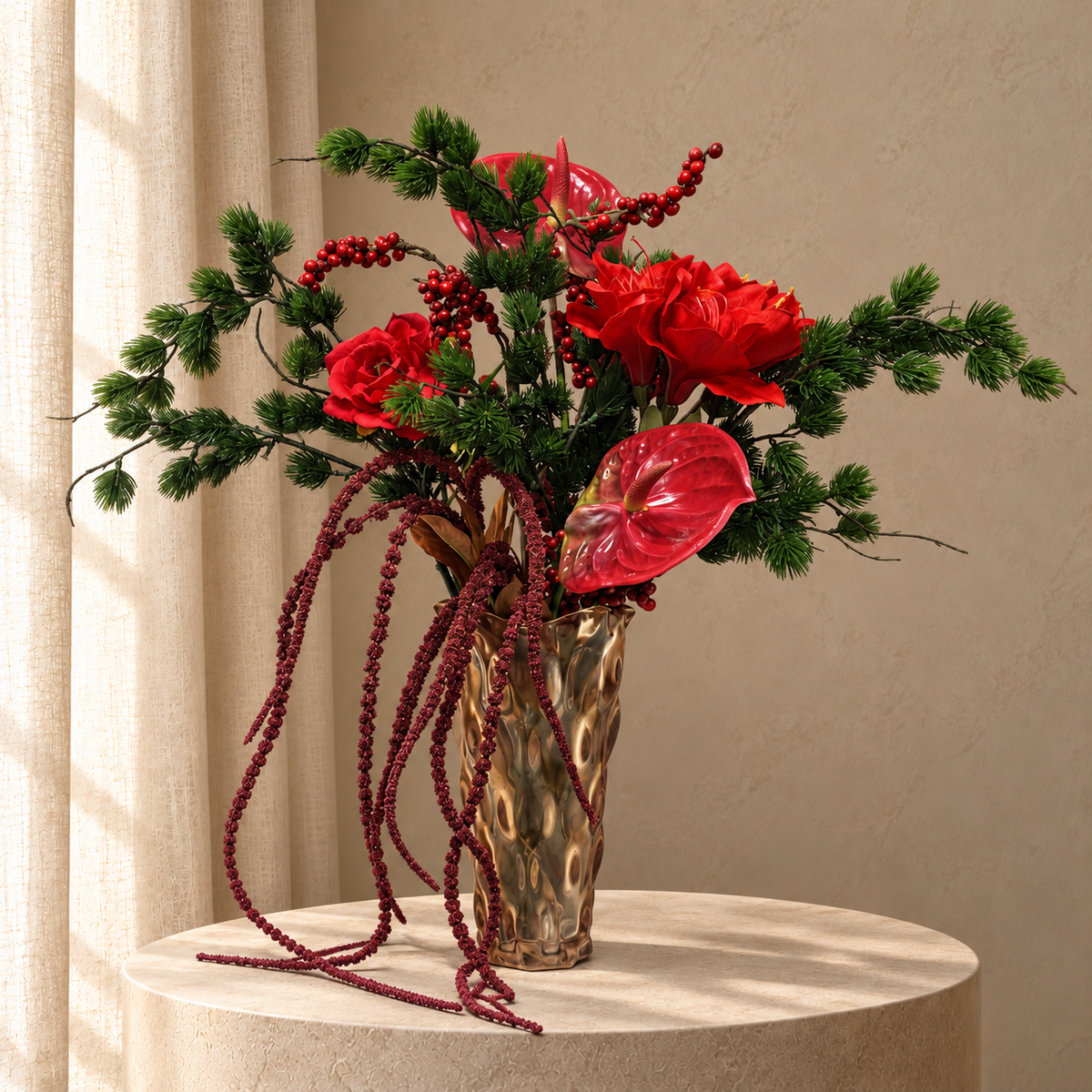 Rood-groen zijden kerstboeket Crimson Cascade met anthuriums en lange bordeaux hangende takken in een bronskleurige vaas op beige studioachtergrond