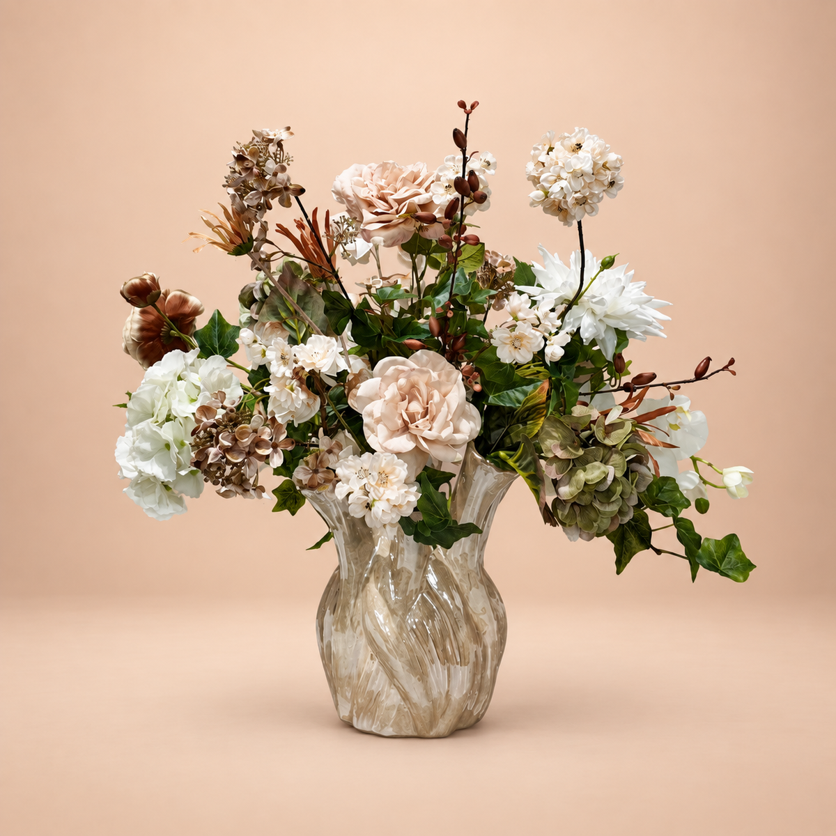 Zijden boeket Ivory Bloom inclusief vaas op nude achtergrond