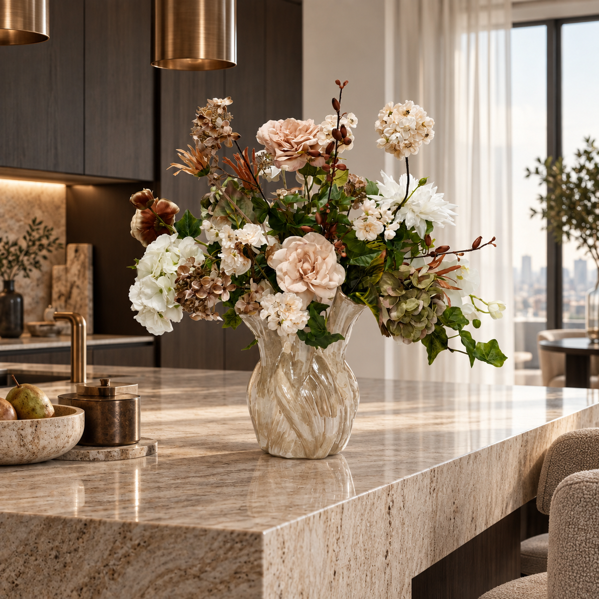 Ivory Bloom zijden boeket met vaas in luxe keuken