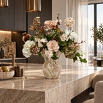 Ivory Bloom zijden boeket met vaas in luxe keuken