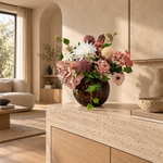 Peach Romance zijden boeket met vaas in licht Japandi interieur