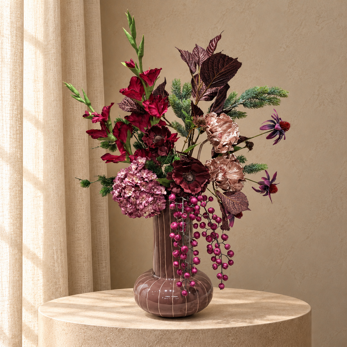 Plum Royale: paars-bordeaux zijden winterboeket met roze hortensia, hangende paarse bessen en koperroze accenten in mauvekleurige vaas met fijne lijnen, op beige studioachtergrond
