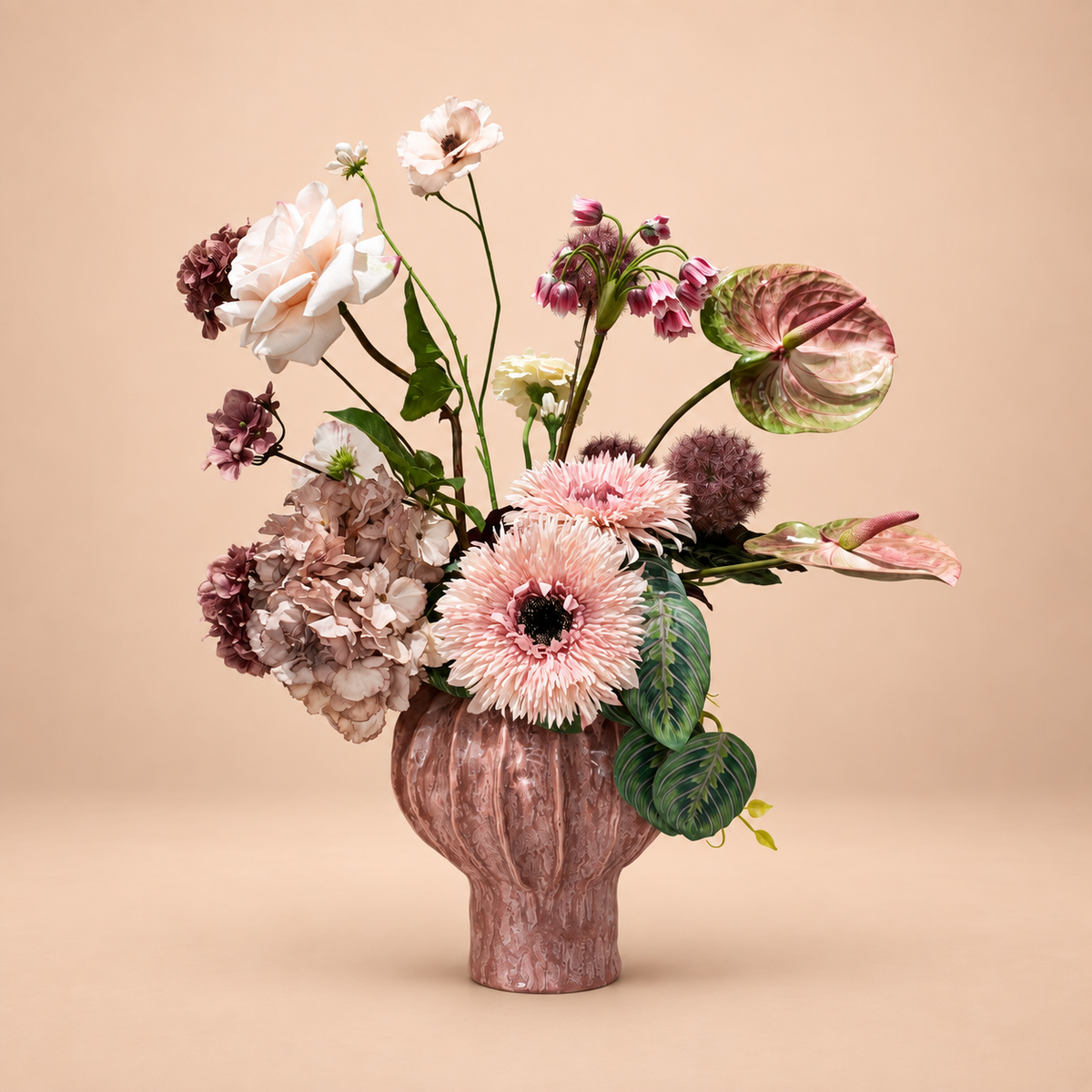Zijden boeket Rose Atelier inclusief vaas op nude achtergrond