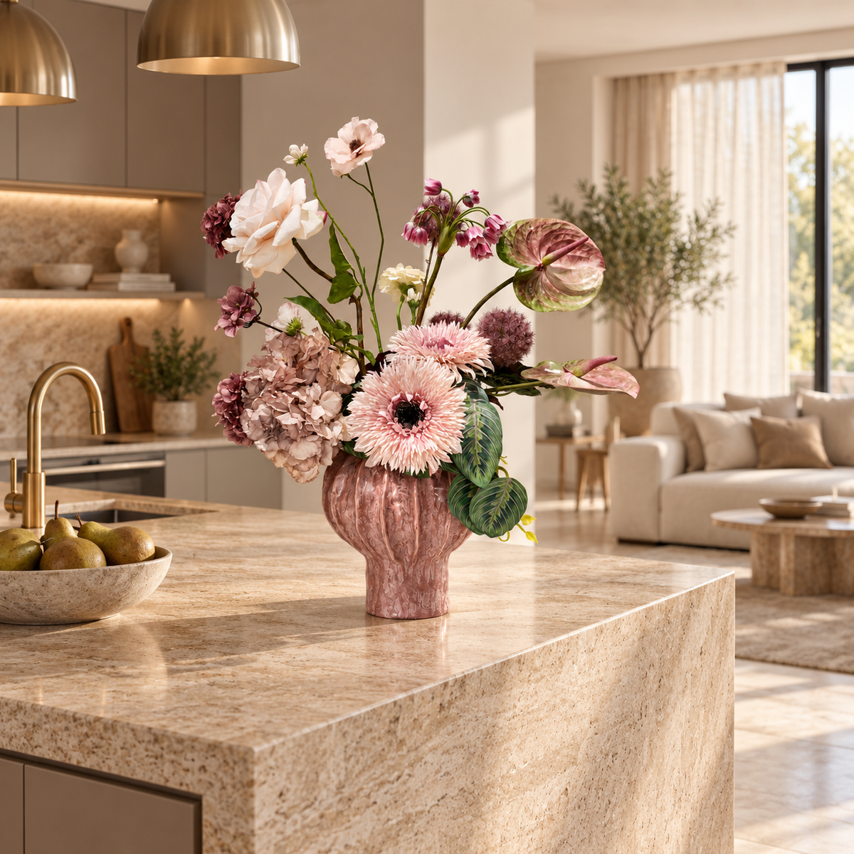 Rose Atelier zijden boeket met vaas in luxe open keuken