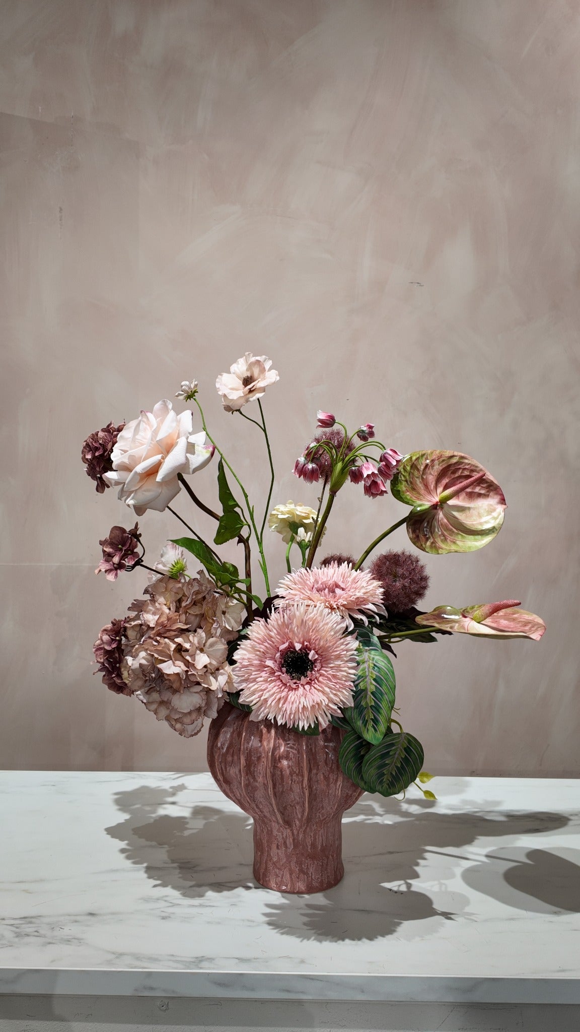 Originele productfoto van zijden boeket Rose Atelier inclusief vaas