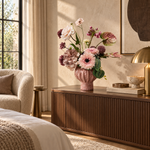 Rose Atelier zijden boeket met vaas in luxe hotelsuite