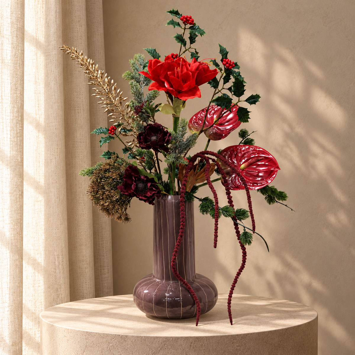Rouge Éclat: luchtig rood-bordeaux zijden kerstboeket met rode anthuriums, goudkleurige accenten en groen in mauvekleurige vaas met fijne lijnen, op beige studioachtergrond