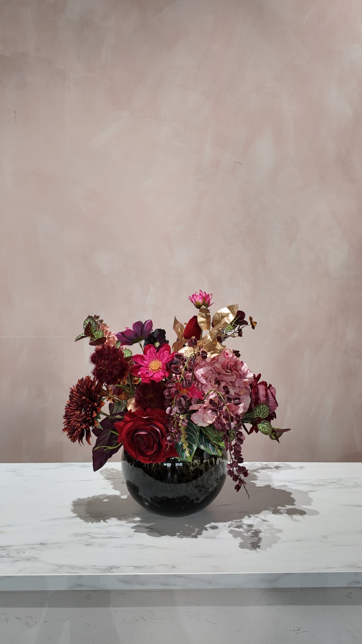 Originele productfoto van zijden boeket Ruby Noir inclusief vaas