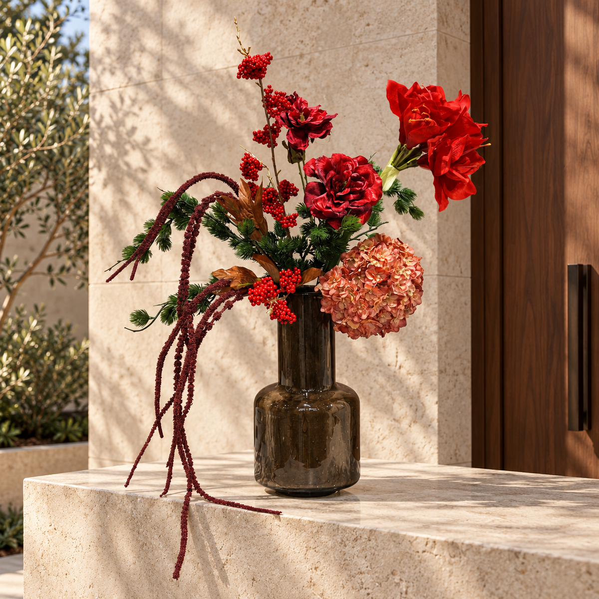 Ruby Romance: rood zijden kerstboeket met zalmroze hortensia, rode bessen en bordeaux hangende takken in rookbruine vaas, entree
