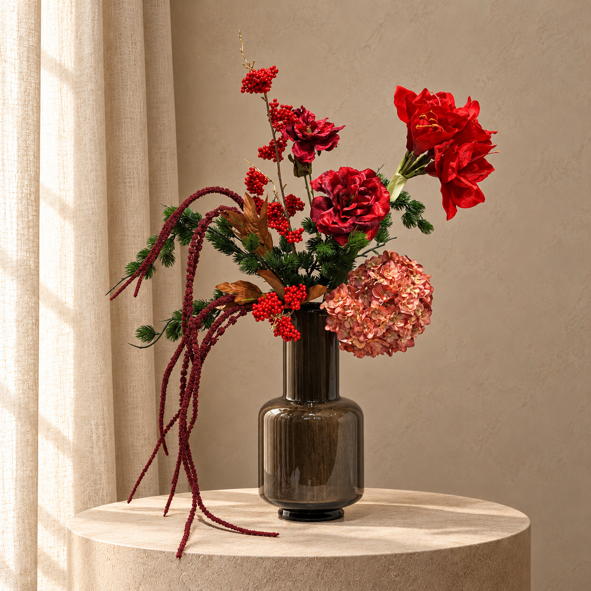 Ruby Romance: rood zijden kerstboeket met zalmroze hortensia, rode bessen en bordeaux hangende takken in rookbruine vaas, op beige studioachtergrond