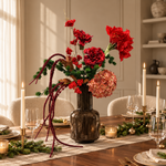Ruby Romance: rood zijden kerstboeket met zalmroze hortensia, rode bessen en bordeaux hangende takken in rookbruine vaas, kersttafel