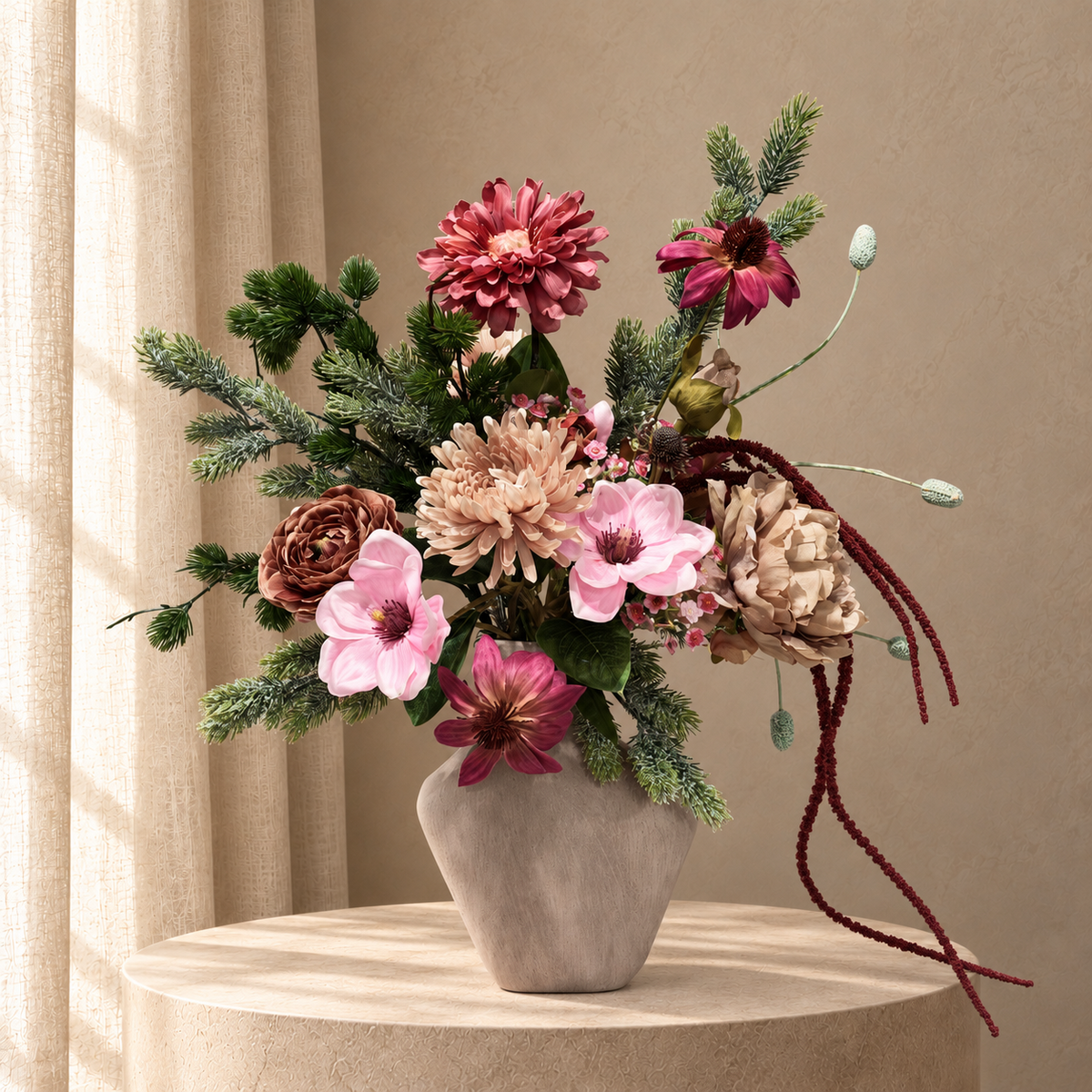 Zijden boeket Winter Blush in roze, crème en bordeaux met wintergroen in een matte taupekleurige vaas op beige studioachtergrond