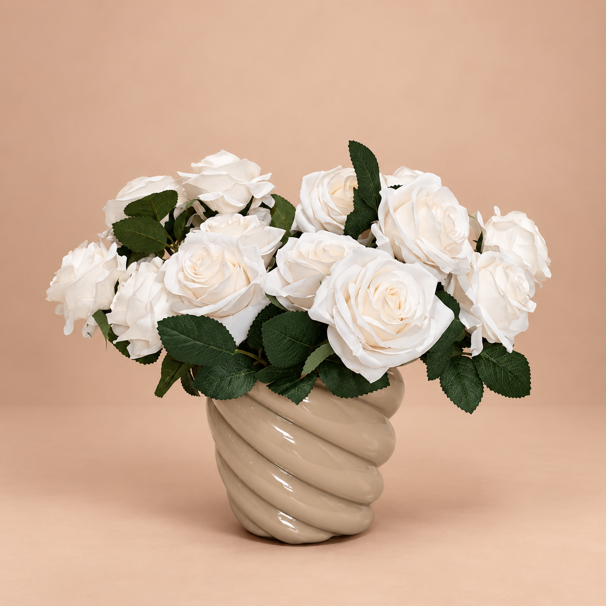 Compact zijden rozenarrangement met witte rozen in een beige designvaas