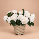 Compact zijden rozenarrangement met witte rozen in een beige designvaas