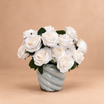 Compact zijden rozenarrangement met witte rozen in een witte designvaas