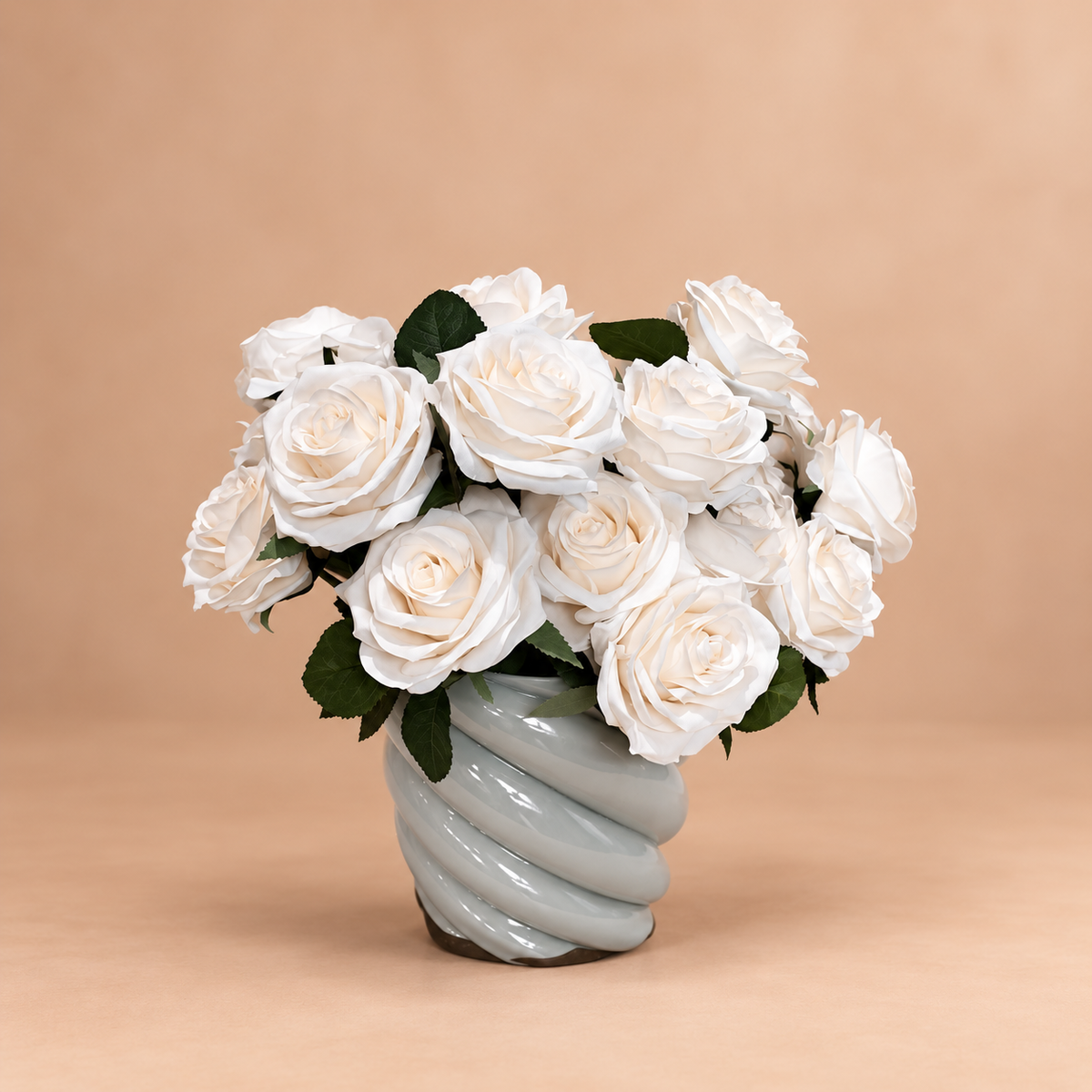 Compact zijden rozenarrangement met witte rozen in een witte designvaas