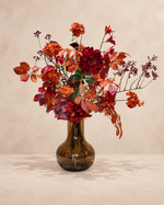 Zijdenboeket Autumn Flame inclusief bruine vaas op warme beige achtergrond