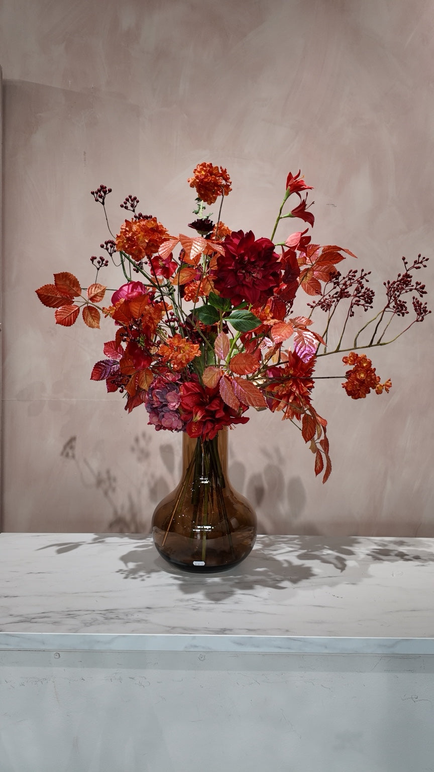 Zijdenboeket Autumn Flame inclusief bruine vaas – Sharon Flowers