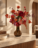 Zijdenboeket Autumn Flame inclusief bruine vaas in luxe beige interieur