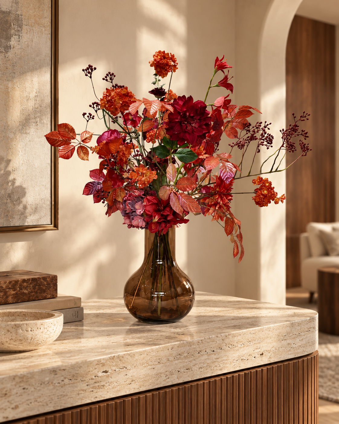 Zijdenboeket Autumn Flame inclusief bruine vaas in luxe beige interieur