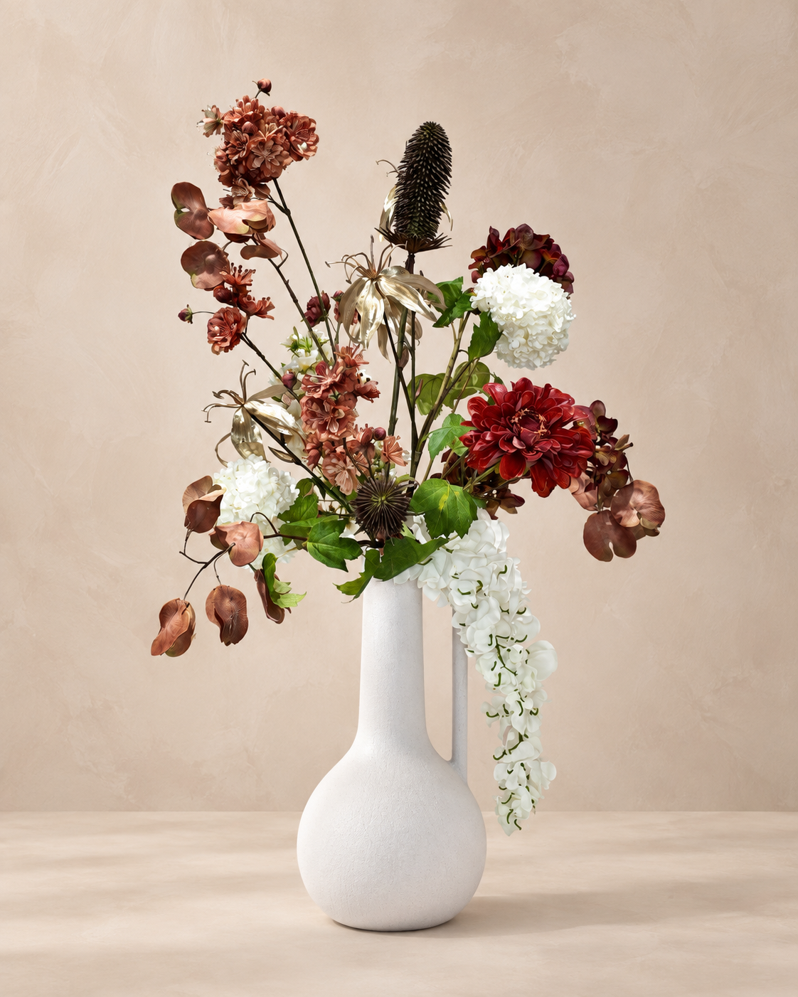 Zijdenboeket Burgundy Cascade inclusief witte vaas op warme beige achtergrond