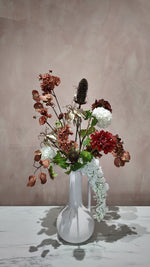 Zijdenboeket Burgundy Cascade inclusief witte vaas – Sharon Flowers