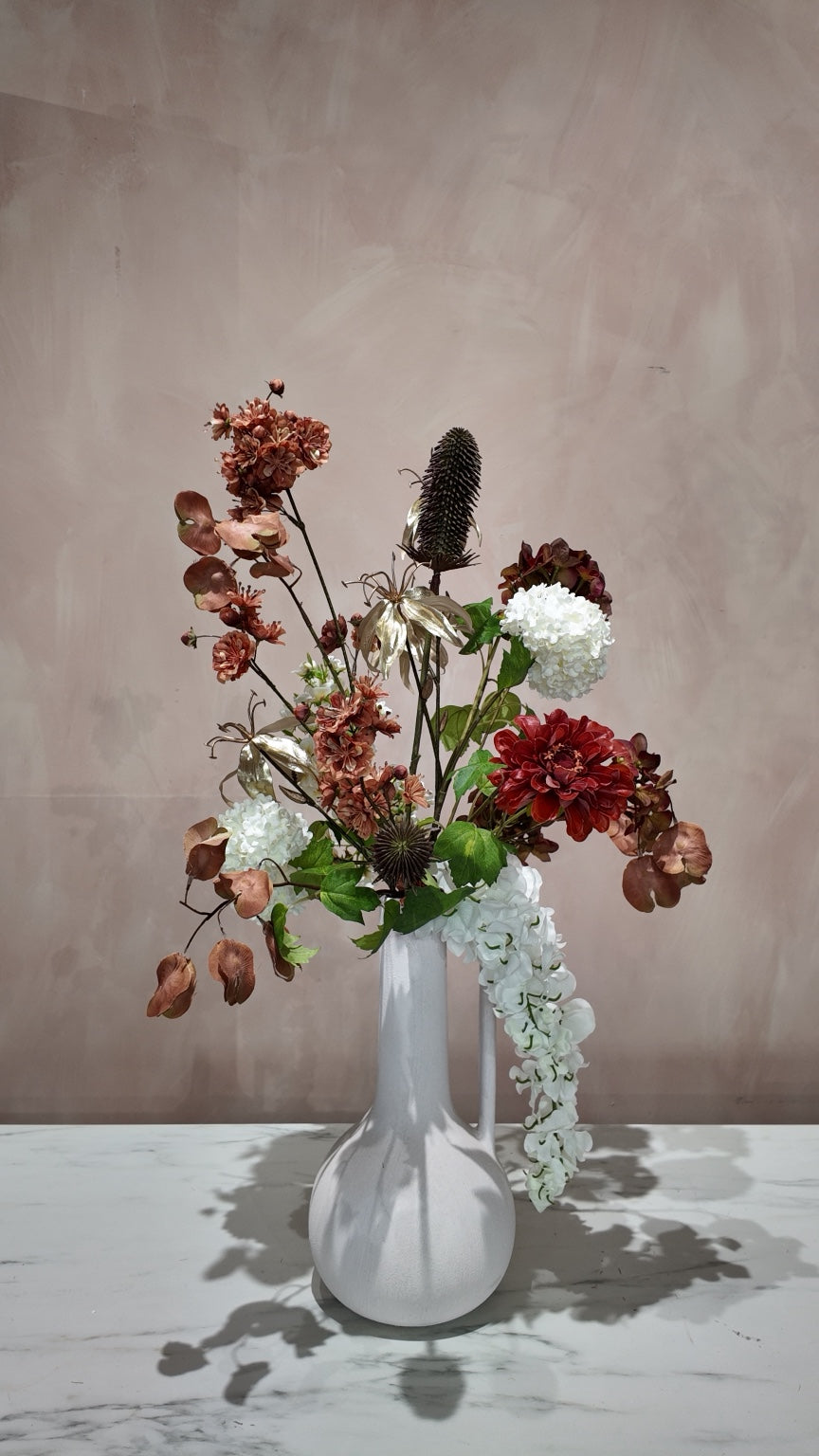 Zijdenboeket Burgundy Cascade inclusief witte vaas – Sharon Flowers