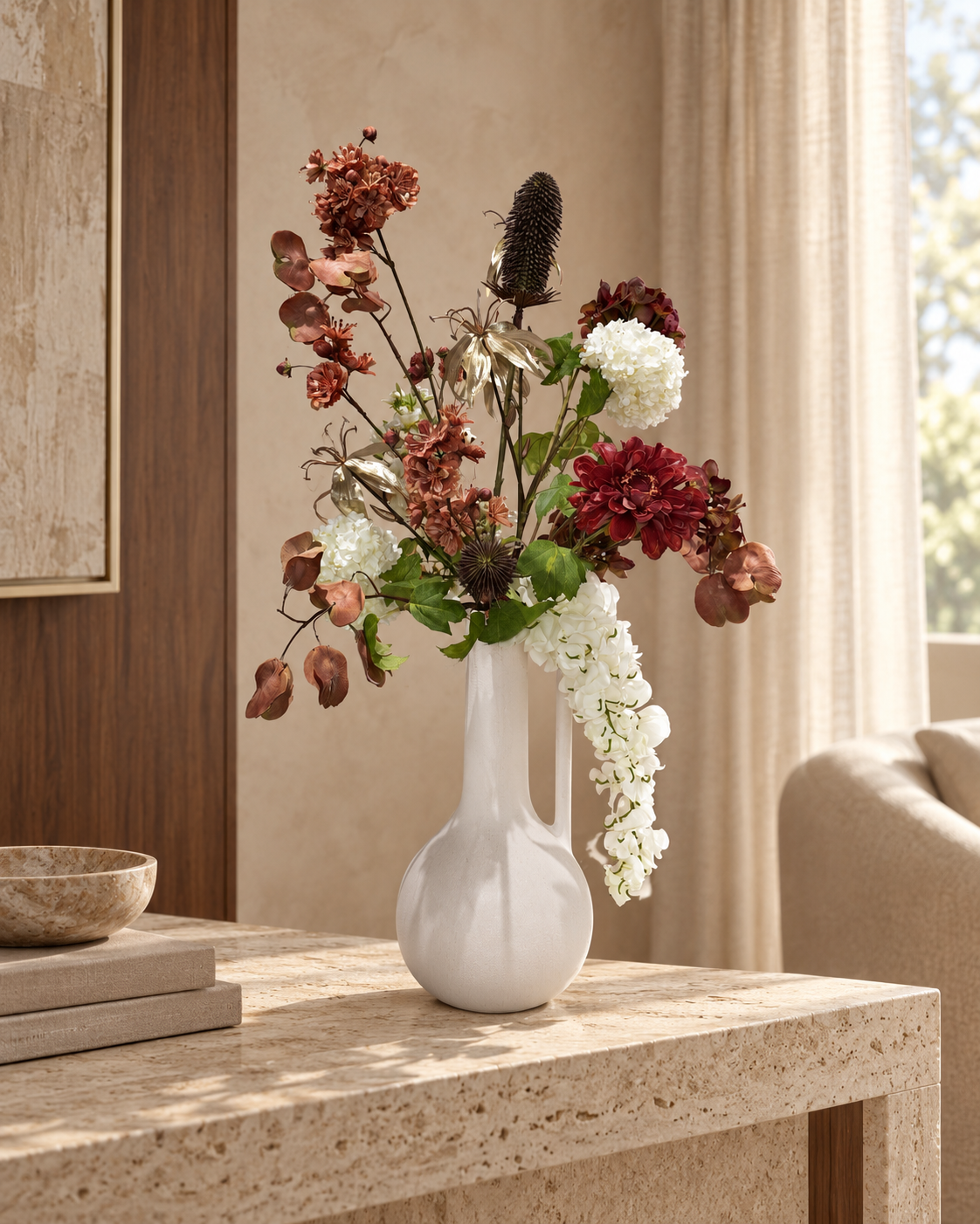 Zijdenboeket Burgundy Cascade inclusief witte vaas in luxe beige interieur
