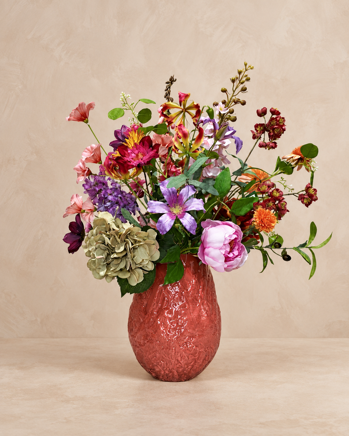 Zijdenboeket Colourful Garden inclusief roze vaas op warme beige achtergrond