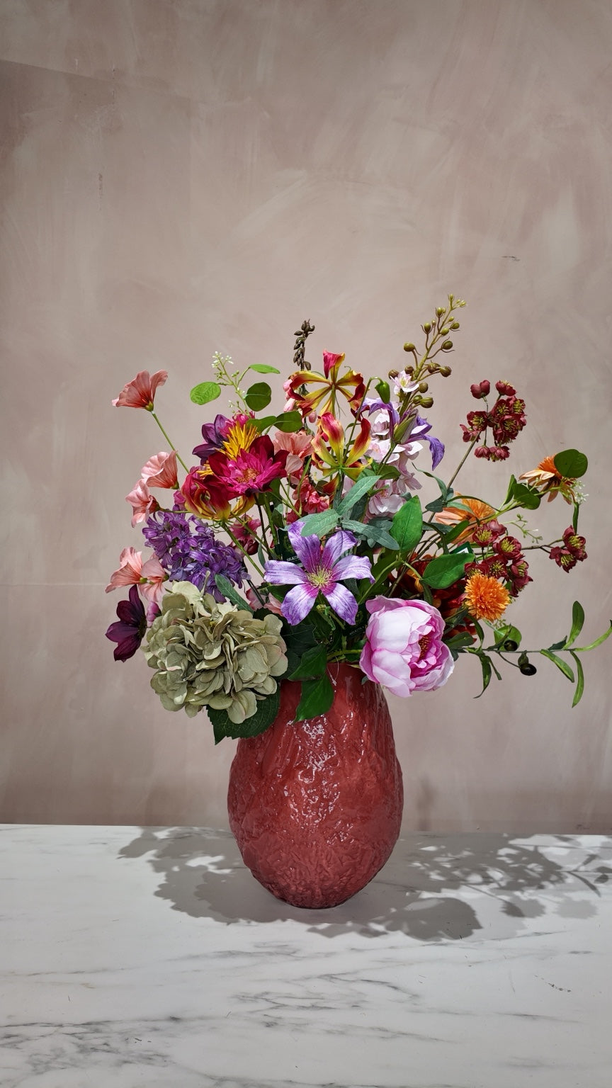 Zijdenboeket Colourful Garden inclusief roze vaas – Sharon Flowers