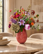 Zijdenboeket Colourful Garden inclusief roze vaas in luxe beige interieur
