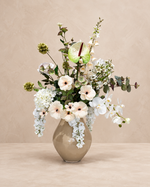 Zijdenboeket Ivory Elegance inclusief beige vaas op warme beige achtergrond