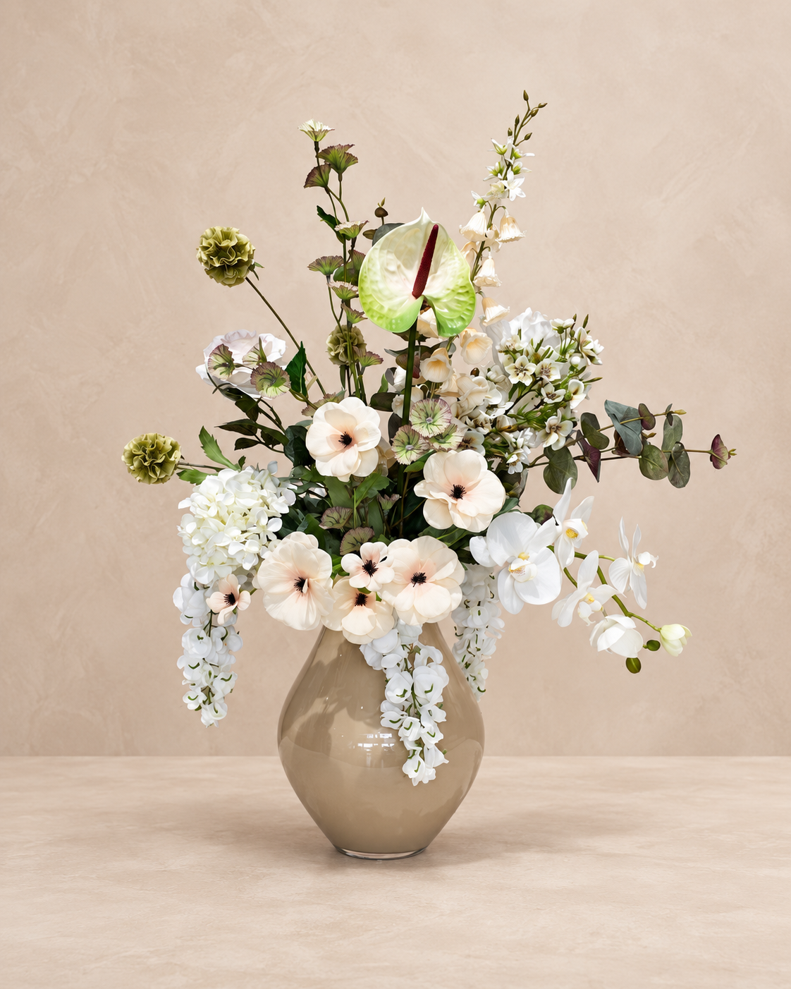 Zijdenboeket Ivory Elegance inclusief beige vaas op warme beige achtergrond