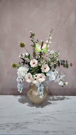 Zijdenboeket Ivory Elegance inclusief beige vaas – Sharon Flowers