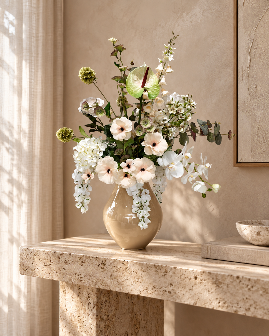 Zijdenboeket Ivory Elegance inclusief beige vaas in luxe beige interieur