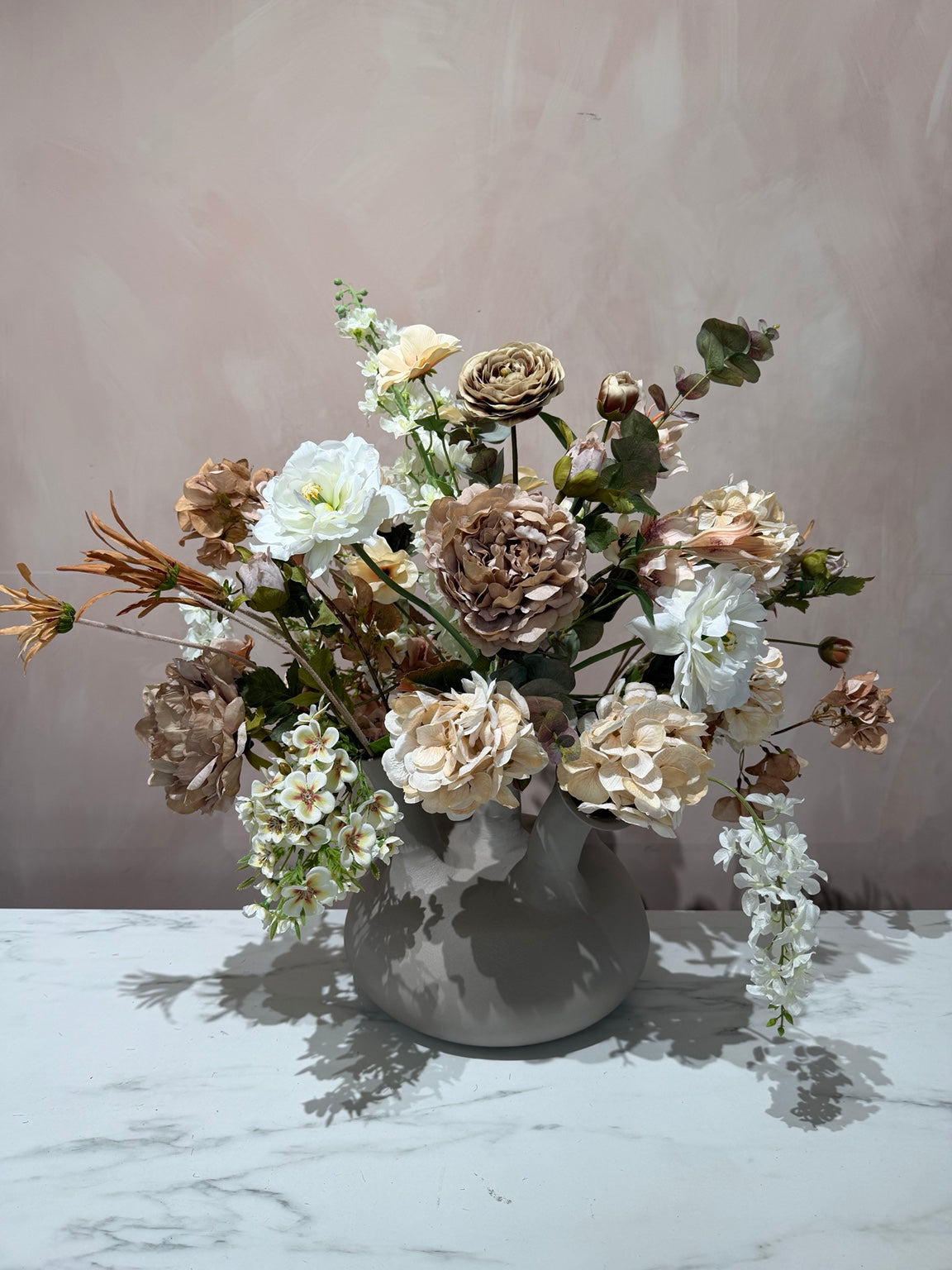 Detail van Zijdenboeket Nude met beige toetervaas