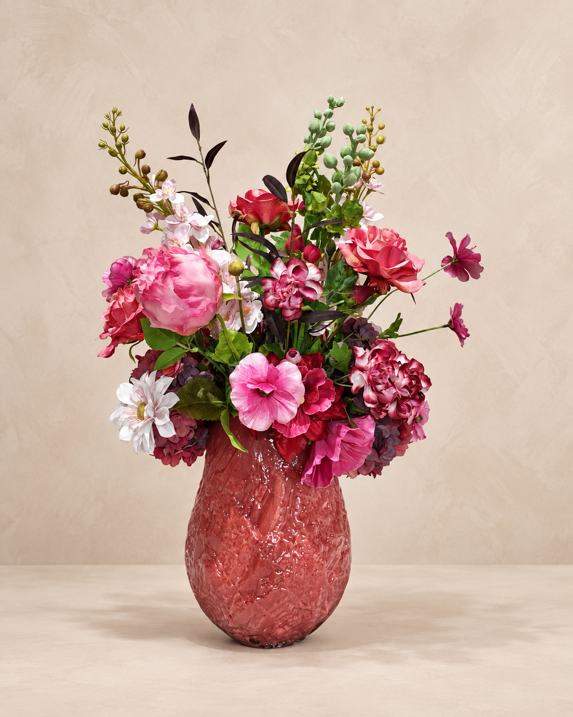 Zijdenboeket Pink Passion inclusief roze vaas op warme beige achtergrond