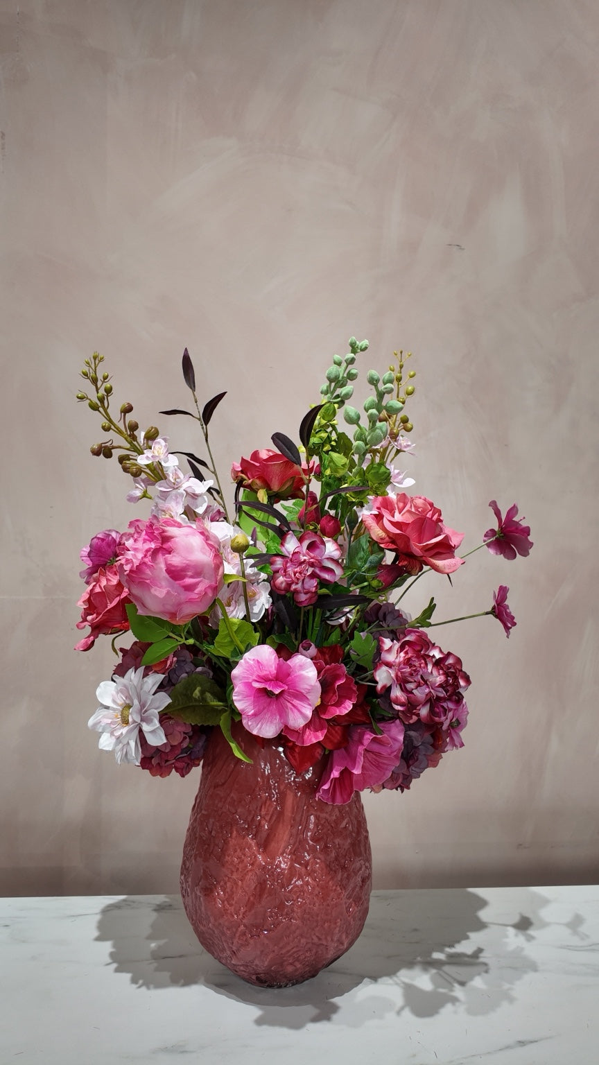 Zijdenboeket Pink Passion inclusief roze vaas – Sharon Flowers
